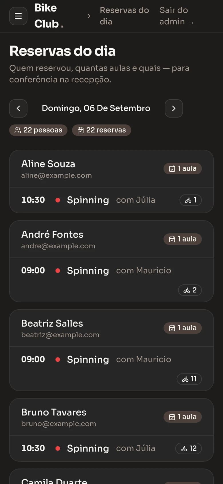 Reservas do dia no celular: a lista de quem vem em cada horário, com a bike de cada aluno.
