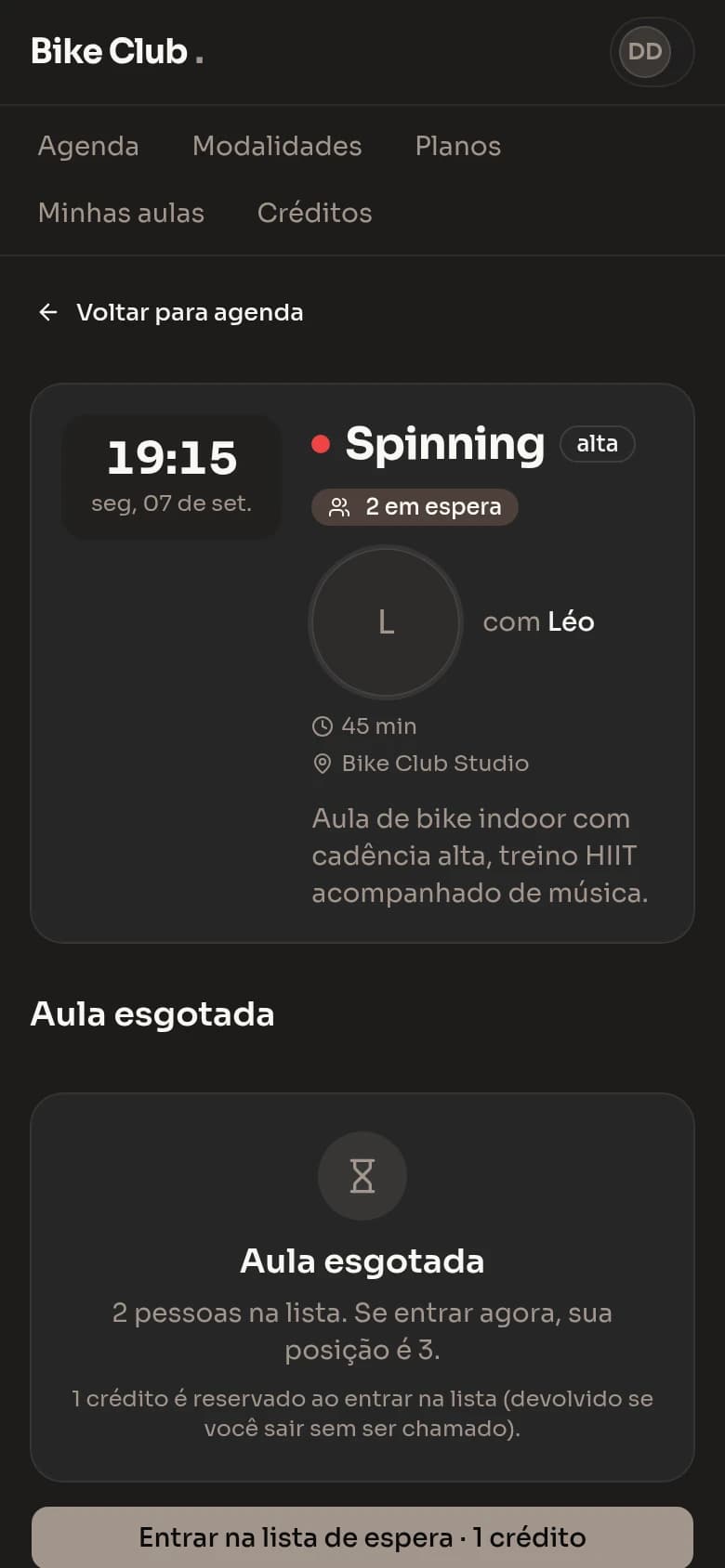 Tela de aula esgotada no celular, com o número de pessoas na fila e o botão de entrar na lista de espera por um crédito.