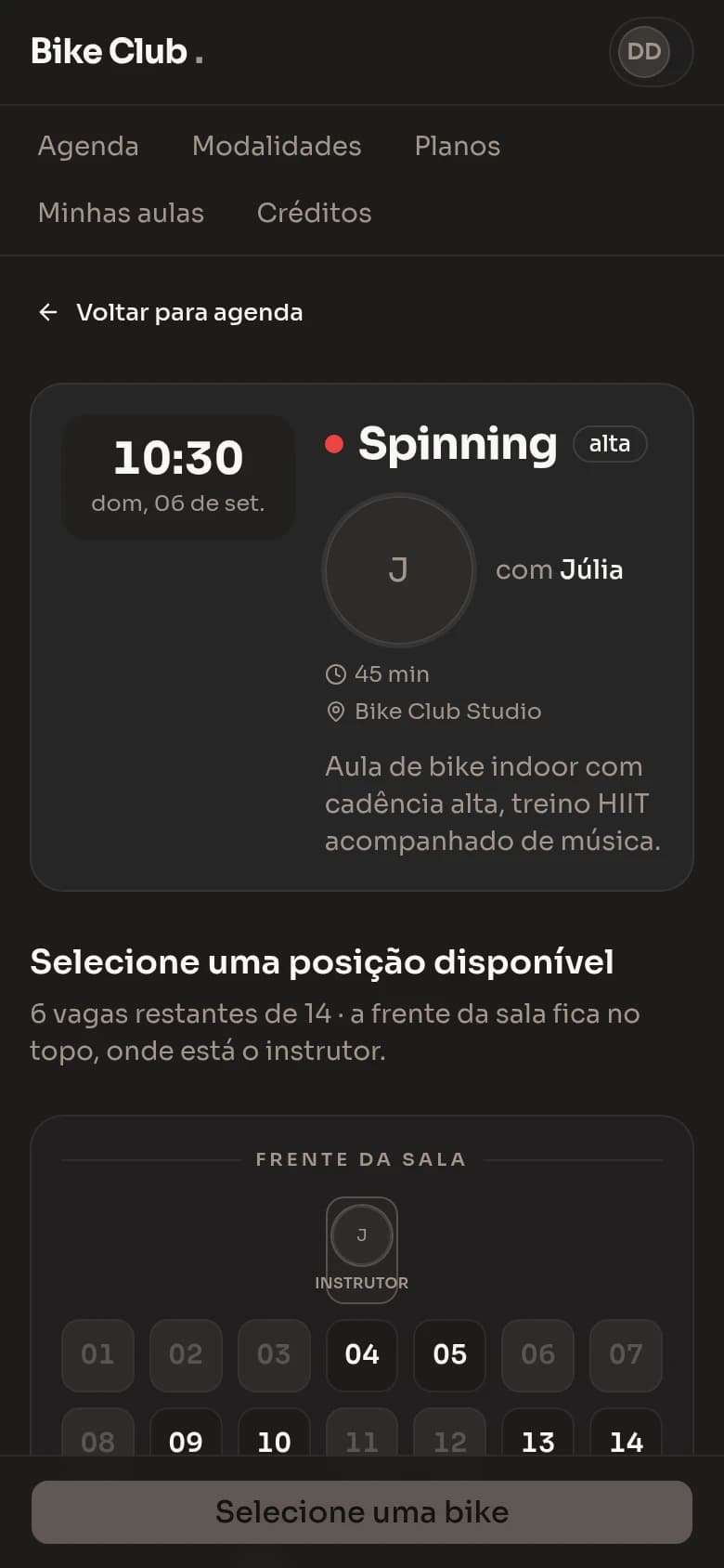 Tela de escolha de bike no celular: o mapa da sala com as posições ocupadas em cinza, as livres destacadas e o instrutor no topo.